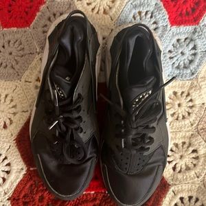 Black Nike Huaraches